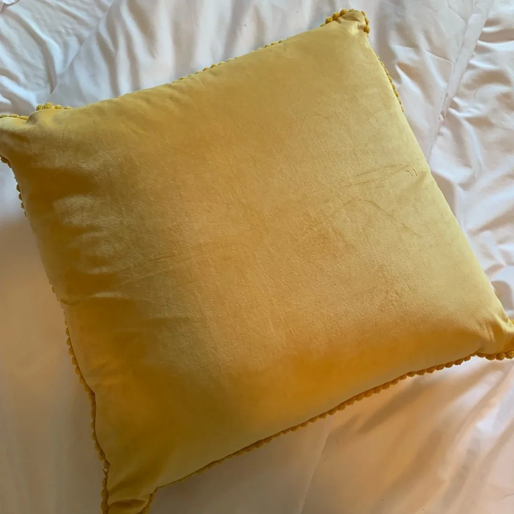 💛Yellow Pillow💛